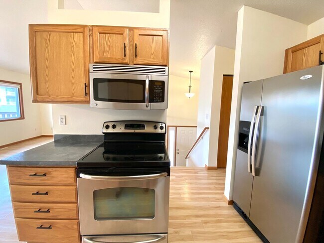 Building Photo - 3 bed Twinhome!!