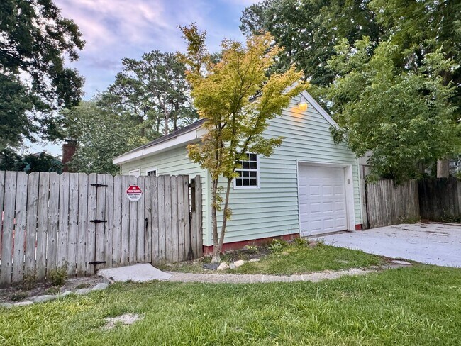 Building Photo - Beautiful 4 bed/3 bath home on large corne...