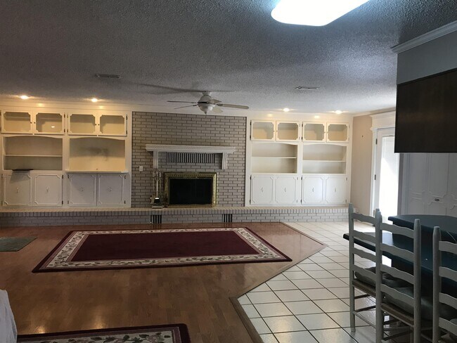 Building Photo - 202 Adams Dr
