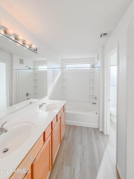 Building Photo - 1009 E Iris Dr