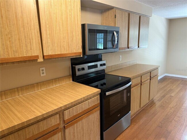 Building Photo - 525 Lakeview Dr