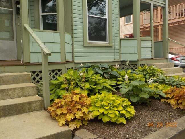 Building Photo - AVAILABLE 07/01/2026 - Beautiful 3 Bedroom...