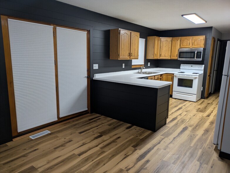 Kitchen and dining room - 2222 Diagonal Rd