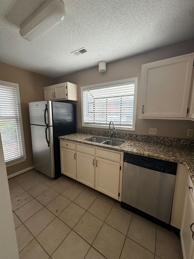 Building Photo - 2 bedroom 2 bath condo in Parkside Condos ...