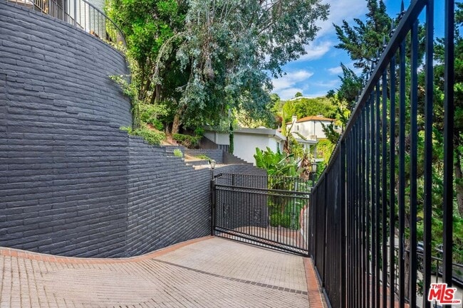 Building Photo - 9305 Beverlycrest Dr