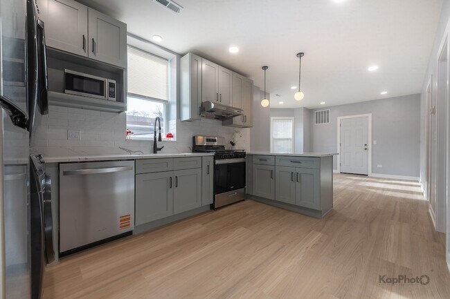 Building Photo - 2821 S Emerald Ave