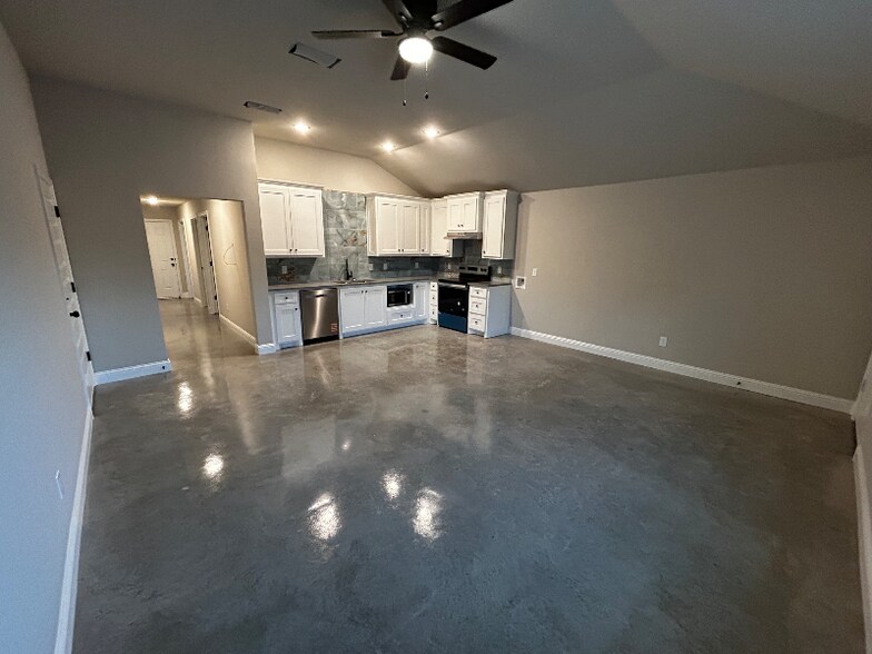 Primary Photo - 10028 W Hwy 199