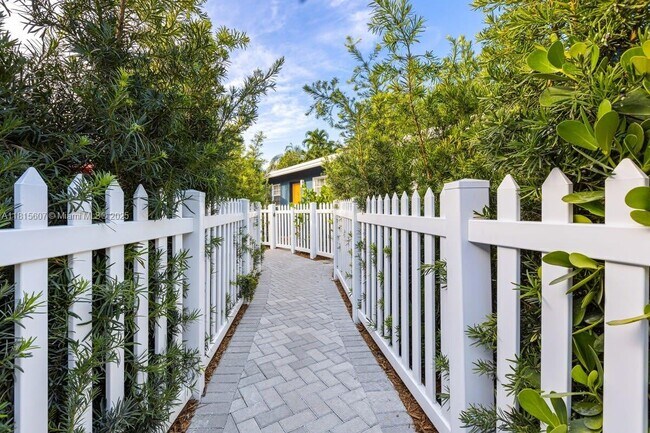 Building Photo - 811 Tequesta St