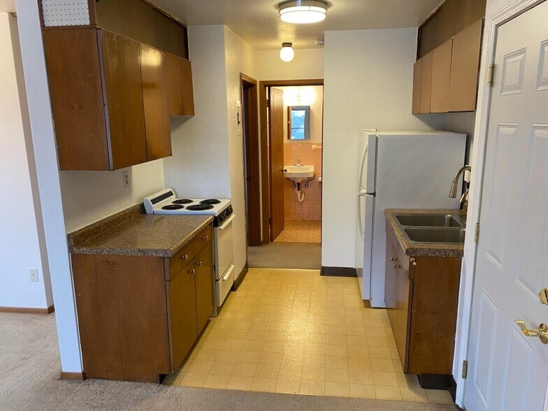 Kitchen - 1022 Arkwright St N