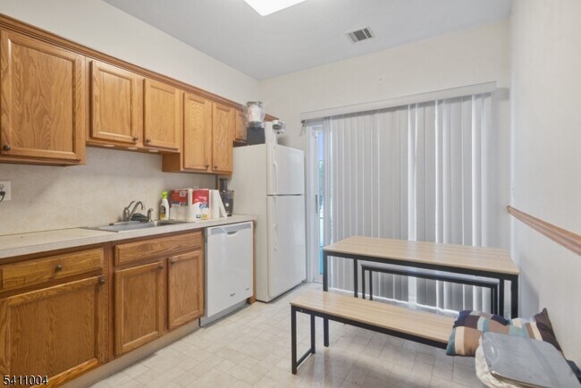 Building Photo - 137 Stratford Dr