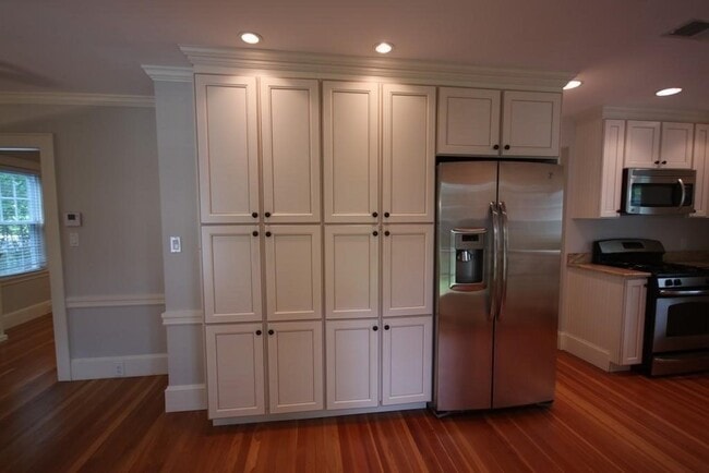 Building Photo - 30 Farmcrest Ave