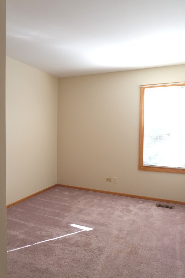 Building Photo - 10S241 Wallace Dr