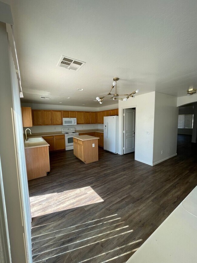 Building Photo - Massive 4 bedroom- 3 car garage- Large loft- Maricopa