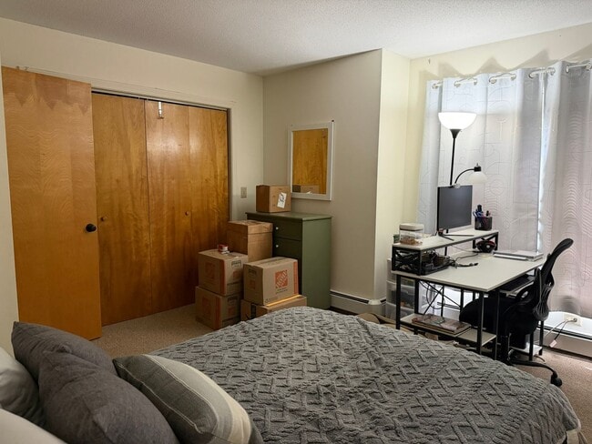 Building Photo - 2 bedroom, Lakeview condo