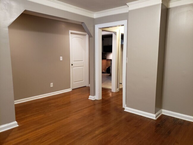 Building Photo - MOVE IN TODAY! Cute 3 bedroom 2 bath located in Sylvan Hills, Atlanta