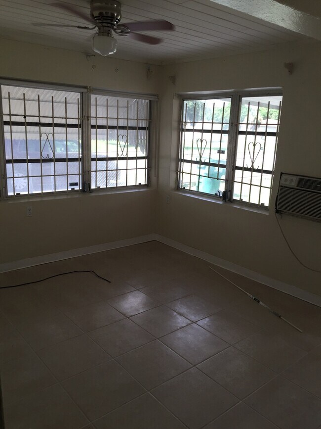 Building Photo - Nice 2-1 house by Walmart