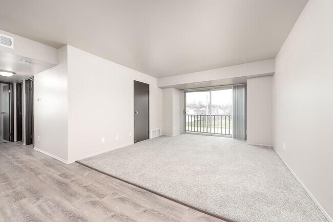Building Photo - Everett Apartments - 3532-03