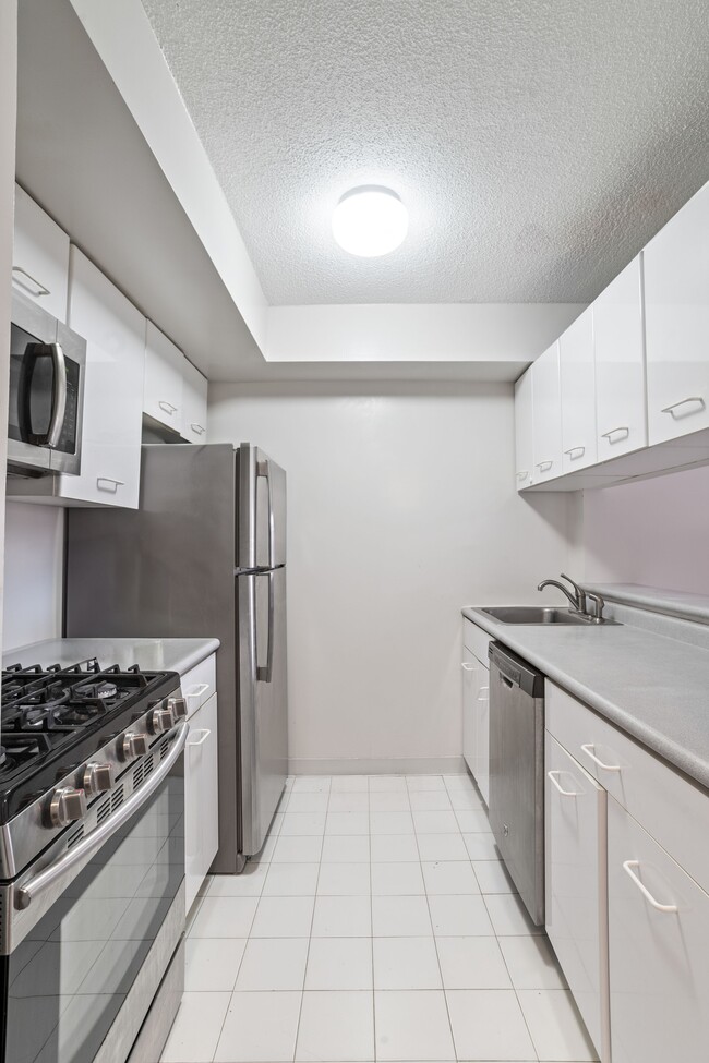 Building Photo - 2 S End Ave