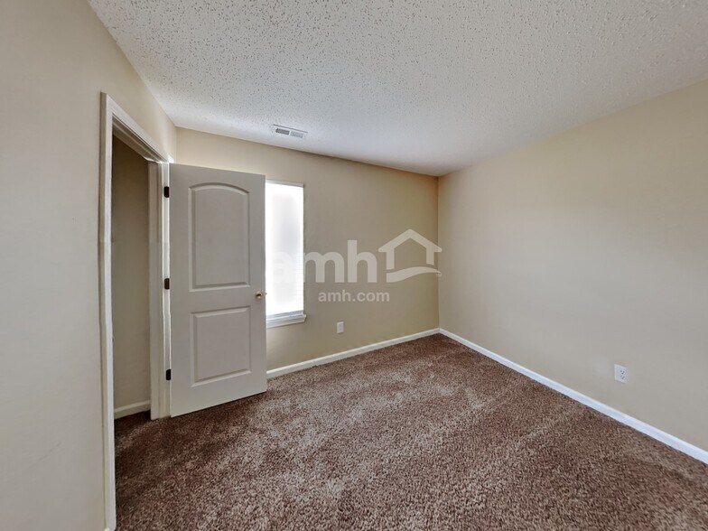 Building Photo - 9724 Thomas Ln