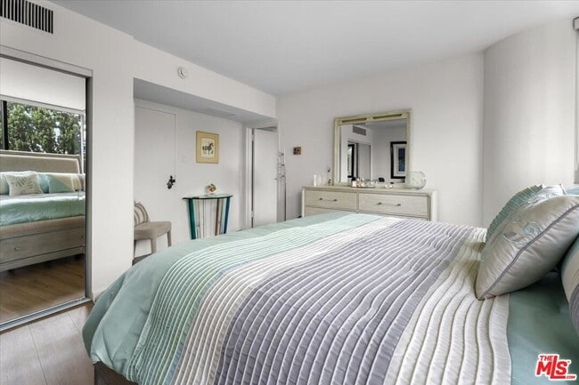 Building Photo - 4316 Marina City Dr