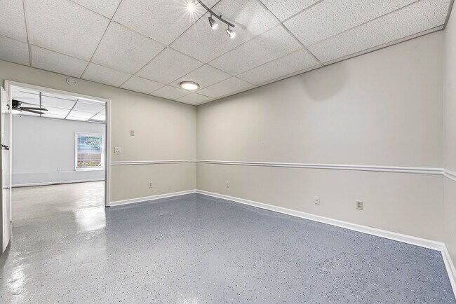 Building Photo - 129a McWhirter Pl