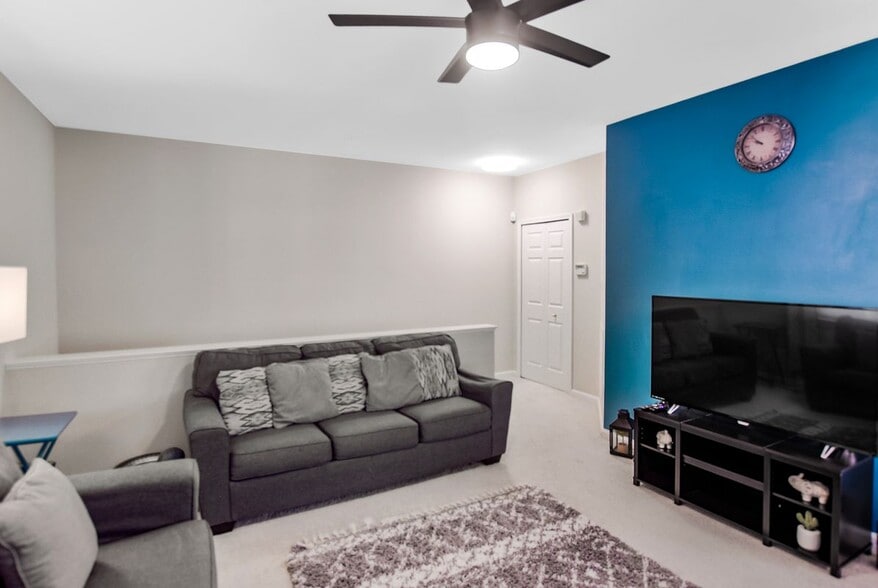 Building Photo - 5003 Hollington Dr