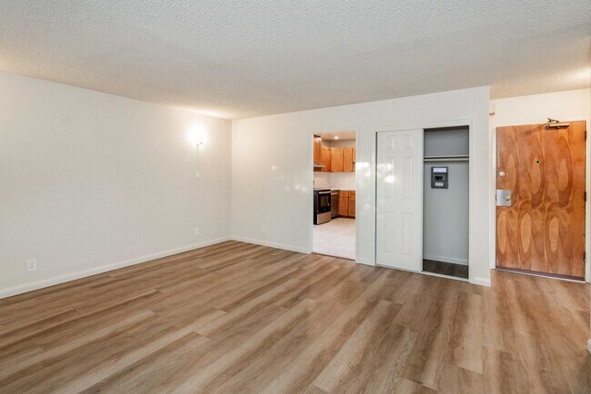Building Photo - Top Floor 1BR/1BA. Renovated! DISHWASHER! ON-SITE LAUNDRY!