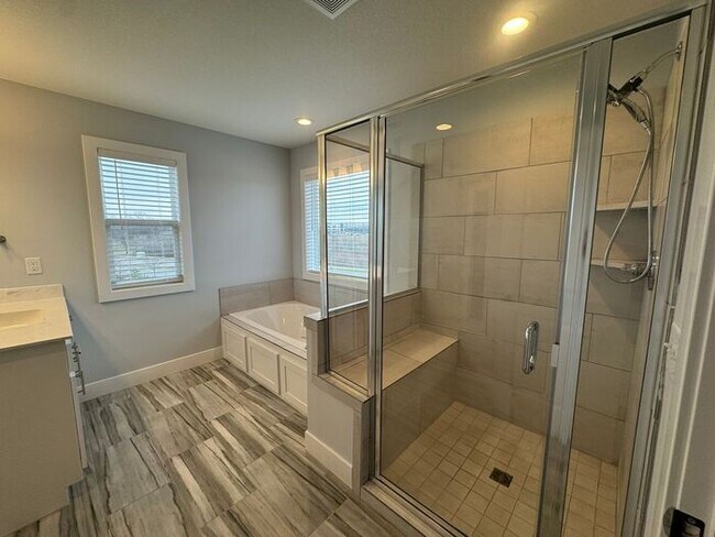 Building Photo - Luxury 5BR 4 BA Home w/ Pool and Clubhouse Access in GREAT location!