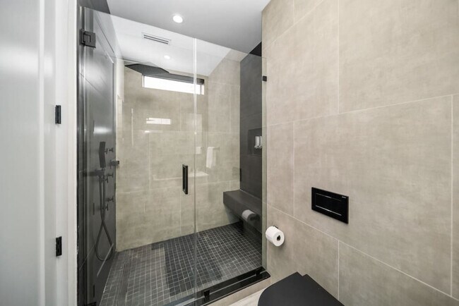 Building Photo - 1514 NE 5th Ct