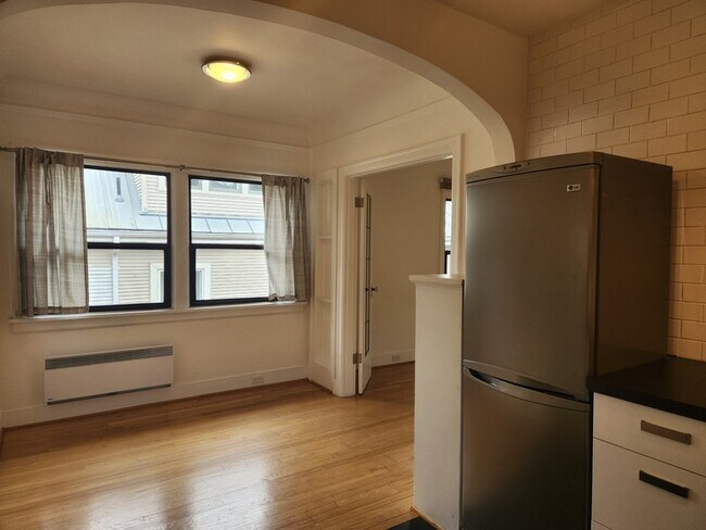 Building Photo - 2114 7th Ave W