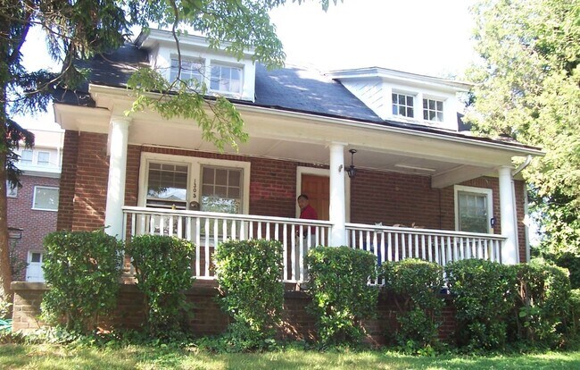 Building Photo - 2027-2028 9 bedroom / 4.5 baths  School Year Location PERFECT for students, in the heart of the UVA