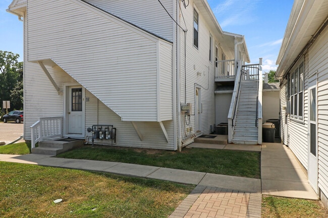 Building Photo - 118 Kenosha St