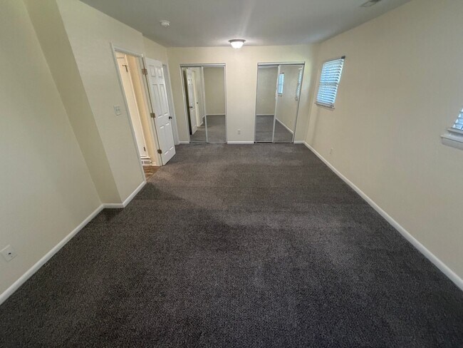 Building Photo - 3061 Ole Towne Ln