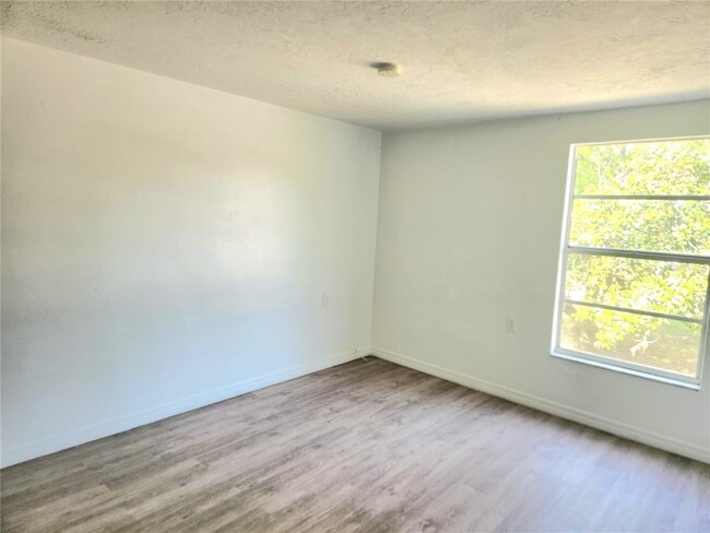 Building Photo - 11631 Seminole Dr