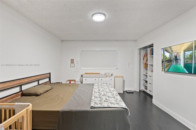 Building Photo - 6061 N Falls Cir Dr