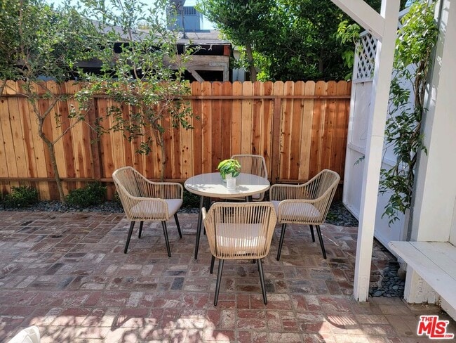 Building Photo - 825 Broadway St