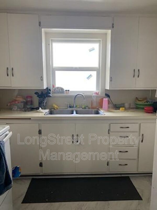 Building Photo - 350 SE Lilly