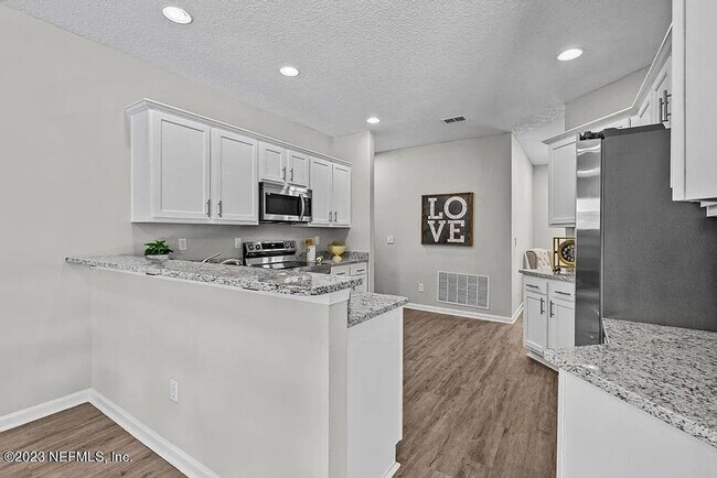 Building Photo - 3 Bedroom 2 Bathroom in Oakleaf Plantation