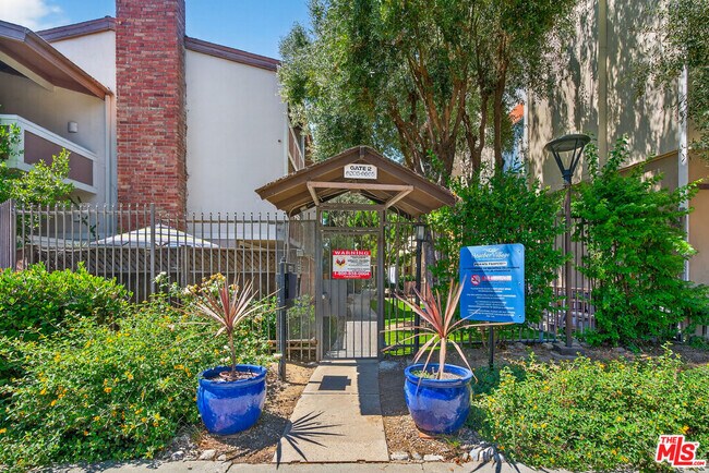 Building Photo - 6305 Green Valley Cir