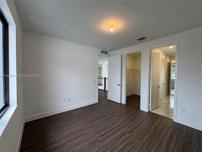 Building Photo - 19749 NE 16th Pl