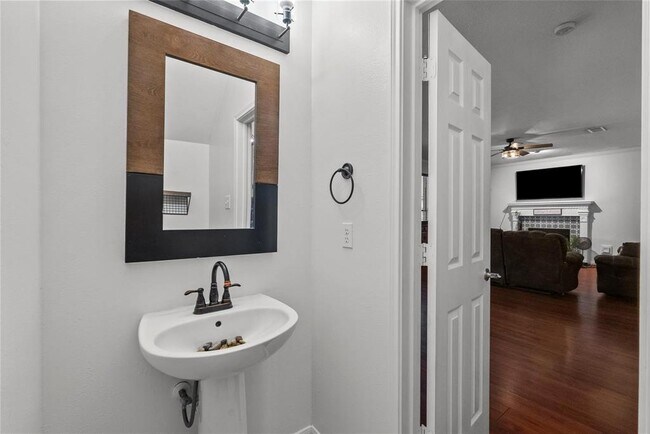 Building Photo - 3131 Bay Spring Dr