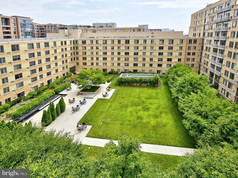 Private 1 acre park for residents only - 475 K St NW