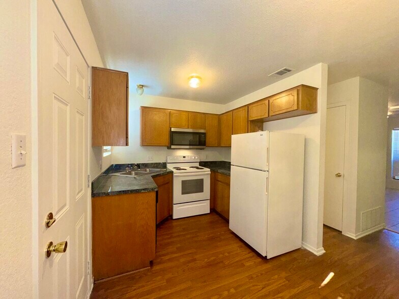 Building Photo - 1112 Leslie Cir