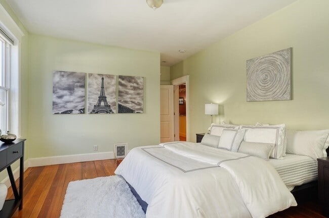 Building Photo - 98 Amory St