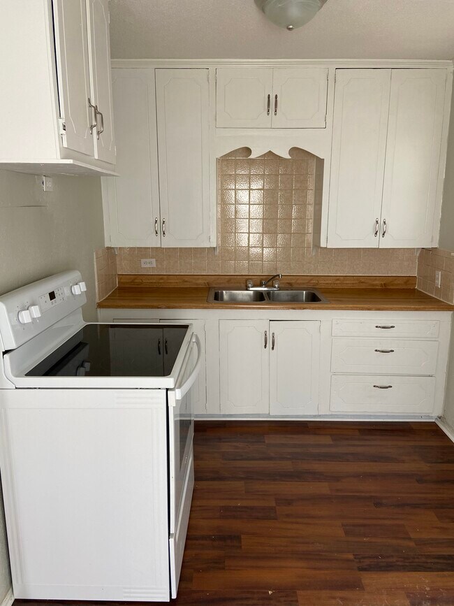 Building Photo - 1305 State St