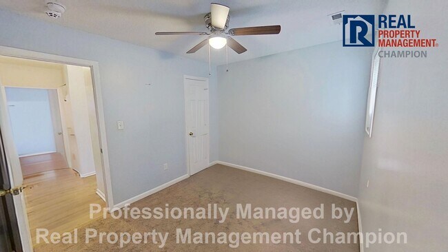 Building Photo - Adorable 3 BD/ 1.5 BA Home with Attached Garage and Large Fenced Yard