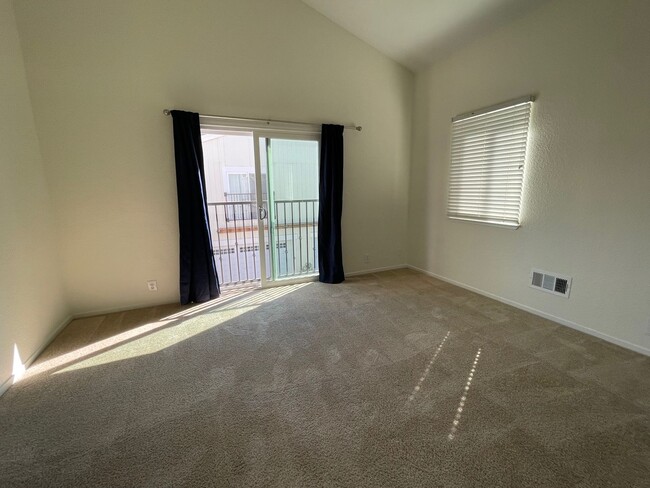 Building Photo - Gorgeous Mt. View townhome with garage, EV...