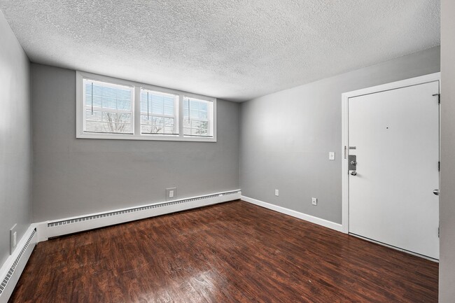 Building Photo - Spacious 1BR/1Bath apartment available Now!