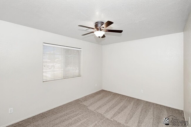 Building Photo - 2637 S 37th Dr