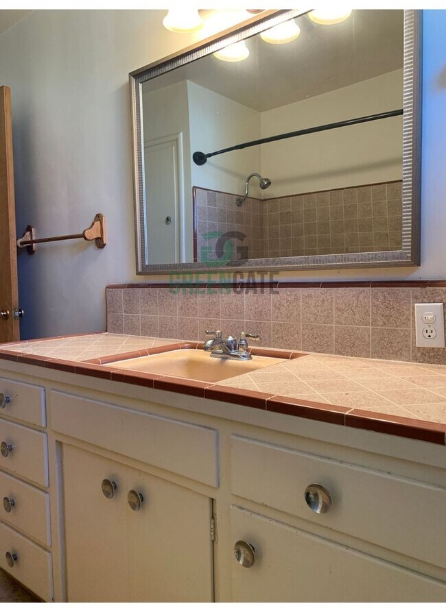 Building Photo - 338 3rd St